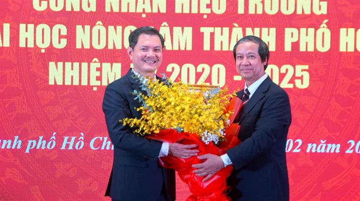 Bộ trưởng Nguyễn Kim Sơn trao Quyết định Hiệu trưởng cho PGS.TS Nguyễn Tất Toàn