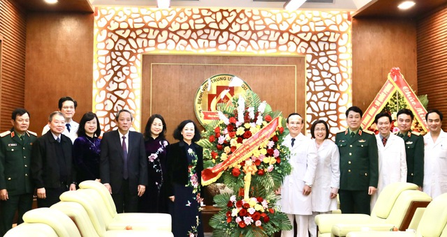 Thường trực Ban Bí thư, Trưởng ban Tổ chức Trung ương Trương Thị Mai tới thăm, chúc mừng Bệnh viện Trung ương Quân đội 108 nhân ngày 27/2 - Ảnh: VGP/TH