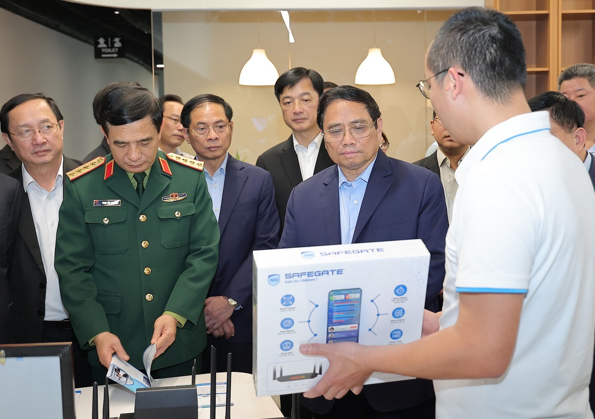 Ông Ngô Tuấn Anh, CEO Công ty An ninh mạng SCS đã giới thiệu với Thủ tướng và đoàn công tác về bộ giải pháp an ninh mạng thương hiệu SafeGate - giải pháp do đội ngũ kỹ sư Việt Nam nghiên cứu và phát triển. 