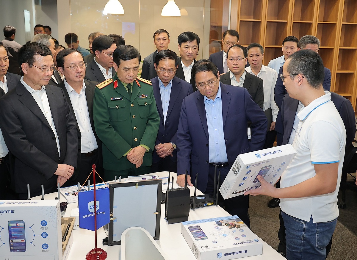 Thủ tướng cùng đoàn công tác đã tới thăm không gian làm việc của Công ty An ninh mạng SCS tại Trung tâm Đổi mới sáng tạo Quốc gia Hà Nội 