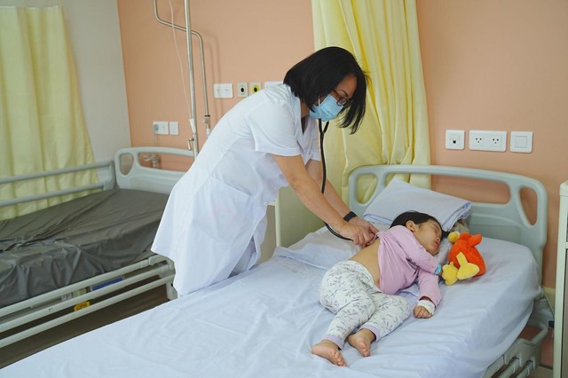 Trẻ nhỏ có sức đề kháng yếu sẽ có nguy cơ cao bị nhiễm trùng đường hô hấp do virus RSV (Ảnh minh họa)
