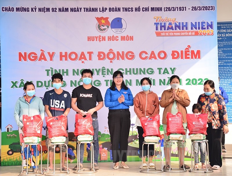 Đồng chí Trần Thị Thanh Huyền - Bí thư Huyện đoàn, Chủ tịch Hội đồng Đội, Giám đốc Nhà Thiếu nhi huyện trao quà cho hộ dân tộc thiểu số có hoàn cảnh khó khăn