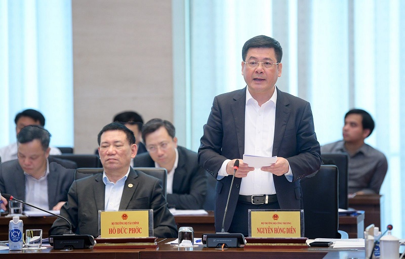 Bộ trưởng Bộ Công Thương Nguyễn Hồng Diên giải trình trước Ủy ban Thường vụ Quốc hội về quản lý, điều hành xăng dầu