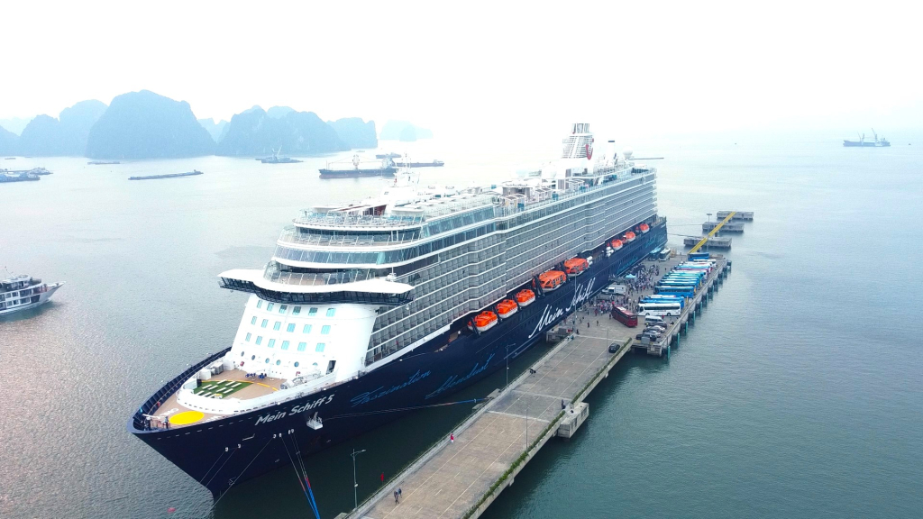 Tàu biển cao cấp Mein Schiff 5 (quốc tịch Malta) cập Cảng tàu khách quốc tế Hạ Long ngày 6/3/2023. Ảnh: Hoàng Quỳnh.