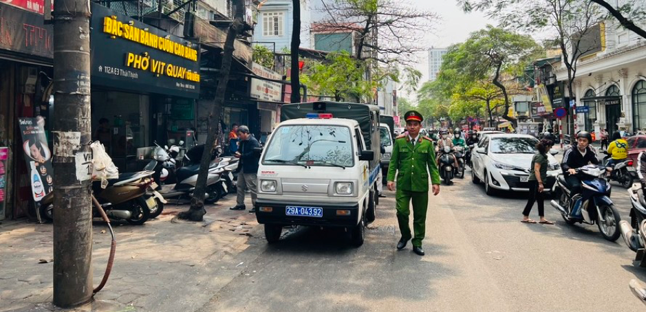 Lực lượng chức năng phường Trung Liệt ra quân dẹp các cơ sở lấn chiếm lòng đường, hè phố để kinh doanh.