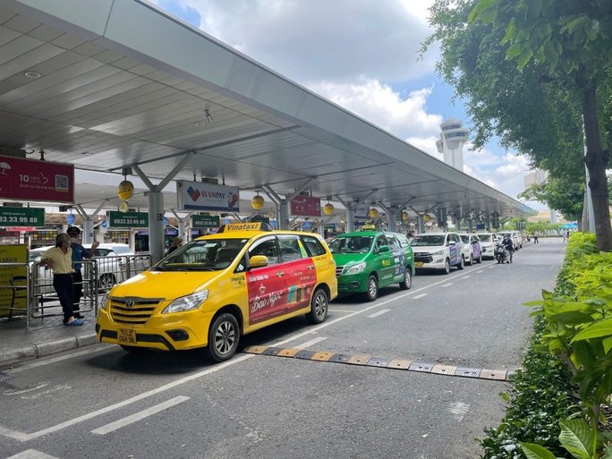 Taxi truyền thống đón khách tại làn C ở sân bay Tân Sơn Nhất