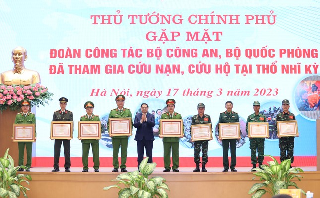 Thủ tướng tặng bằng khen cho các tập thể, cá nhân trong đoàn công tác cứu hộ, cứu nạn ở Thổ Nhĩ Kỳ. Ảnh: Nhật Bắc