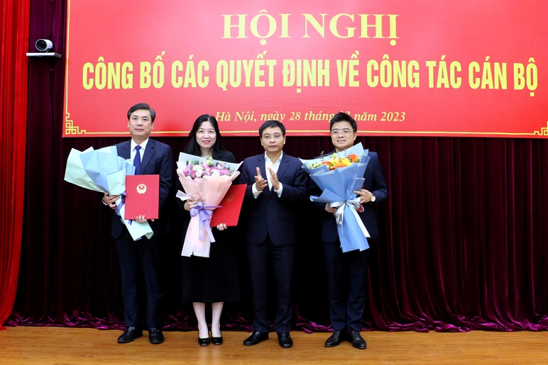 ộ trưởng Nguyễn Văn Thắng trao Quyết định
và tặng hoa chúc mừng các cán bộ được bổ nhiệm, bổ nhiệm lại