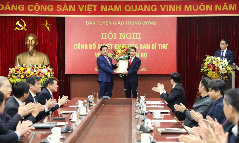 Đồng chí Nguyễn Trọng Nghĩa, Bí thư Trung ương Đảng, Trưởng Ban Tuyên giáo Trung ương, trao quyết định cho ông Vũ Thanh Mai.