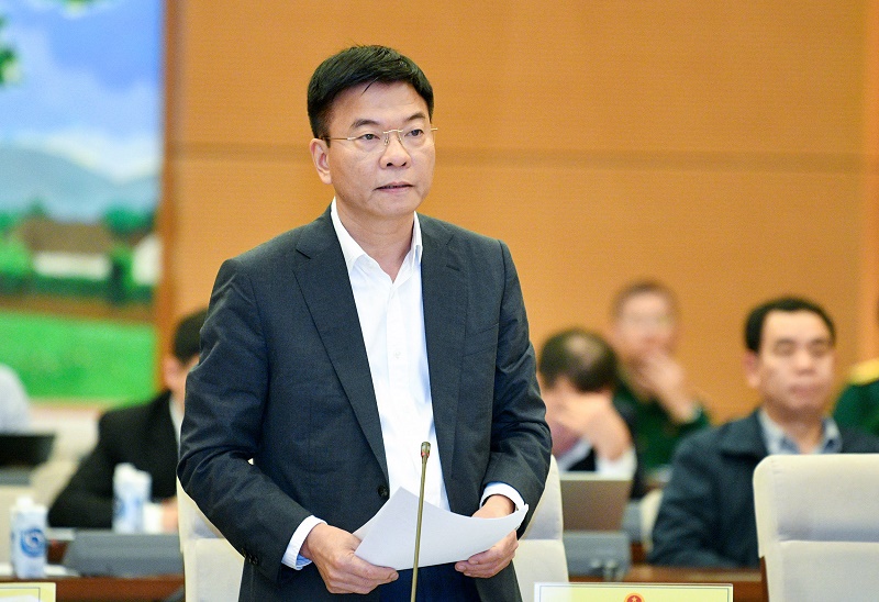 Bộ trưởng Bộ Tư pháp Lê Thành Long trình bày Tờ trình của Chính phủ về đề nghị xây dựng luật, pháp lệnh