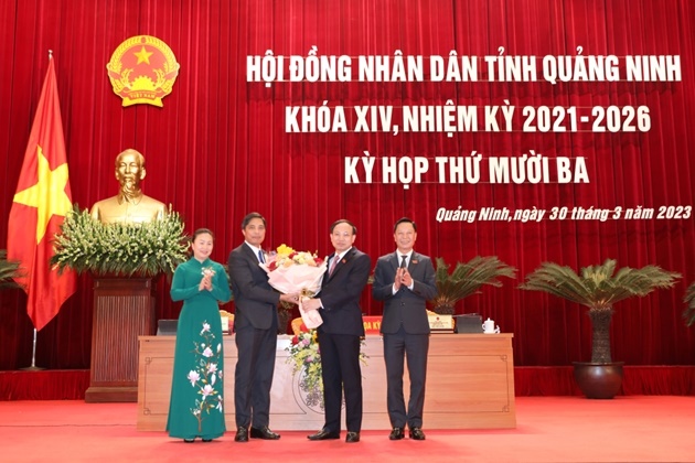 Bí thư Tỉnh ủy, Chủ tịch HĐND tỉnh Quảng Ninh Nguyễn Xuân Ký tặng hoa chúc mừng ông Vũ Văn Diện. Ảnh: TTTT