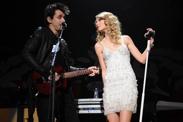 John Mayer và Taylor Swift biểu diễn tại Z100 Jingle Ball vào năm 2009. (Ảnh: Billboard)