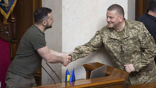 Tổng thống Ukraine Vladimir Zelensky và Tướng Valery Zaluzhny - Tổng tư lệnh các lực lượng vũ trang