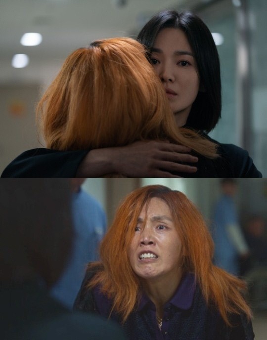 Cảnh Dong Eun đưa mẹ ruột tàn ác vào bệnh viện tâm thần khiến khán giả hả hê. Ảnh: Netflix.