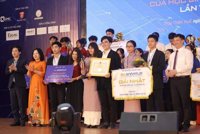 Nhóm sinh viên giành giải Nhất cuộc thi SV_Startup 2023.