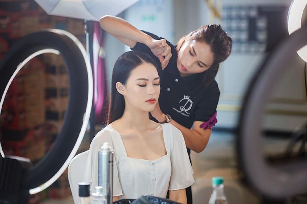 Mức lương của nghề trang điểm rất cao.