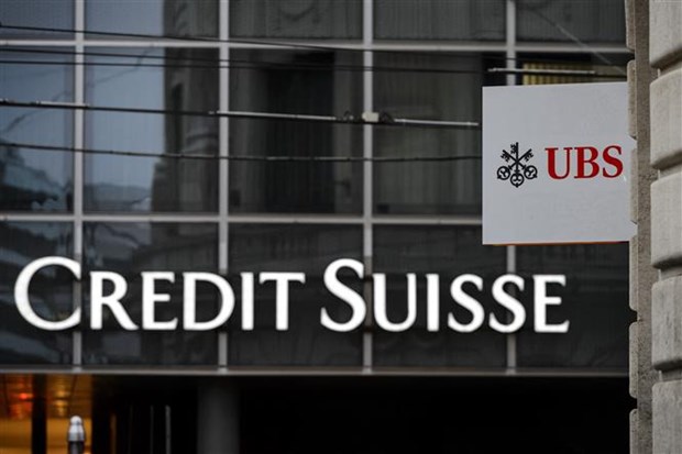 Logo các đại gia ngân hàng Thụy Sĩ UBS và Credit Suisse tại Basel. (Ảnh: AFP/TTXVN)