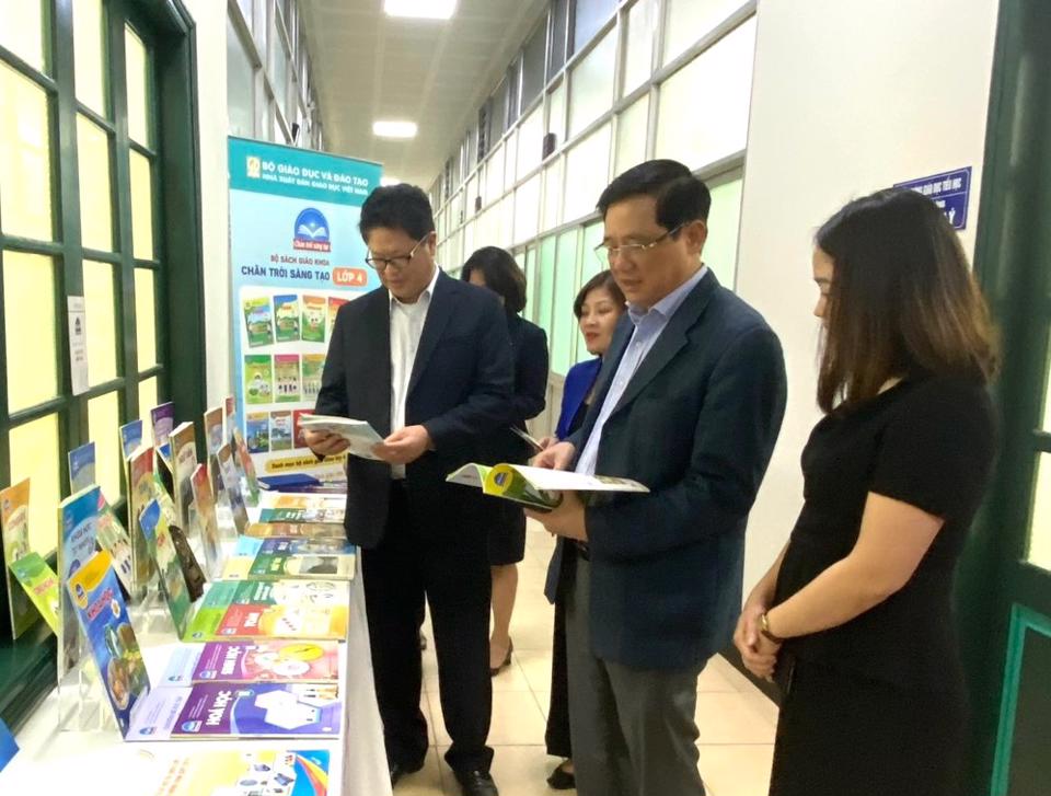 Phó Giám đốc Sở GD&ĐT Hà Nội Phạm Xuân Tiến cùng các cán bộ, giáo viên tại buổi giới thiệu sách giáo khoa mới lớp 4 diễn ra ngày 11/3