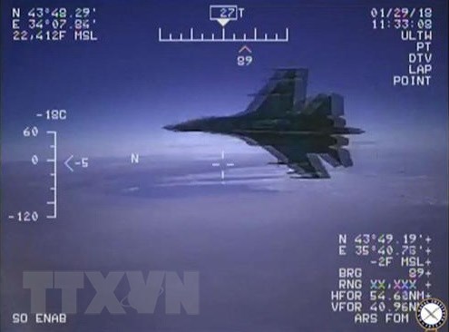 Máy bay Su-27 của Nga tiếp cận một máy bay do thám của Mỹ trên Biển Đen, ngày 29/1/2018. (Ảnh: AFP/TTXVN)
