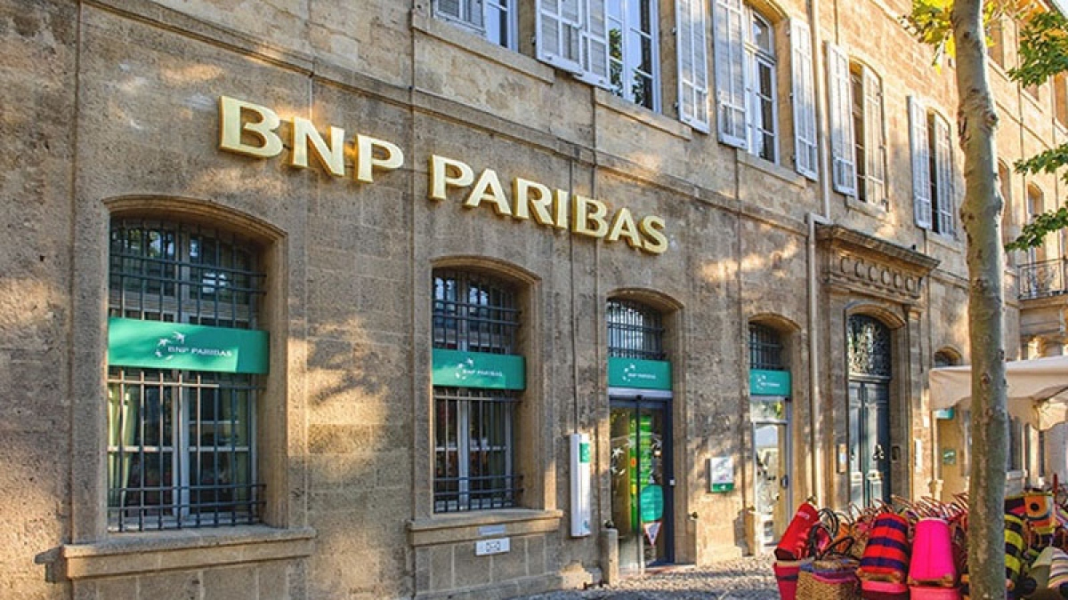 Theo báo chí Pháp, các cuộc khám xét đã đồng loạt diễn ra trong sáng ngày 28/3 tại trụ sở của 5 ngân hàng lớn của Pháp là BNP Paribas, Exane, Société Générale, Natixis và HSBC, nằm trong thủ đô Paris và khu tài chính La Défense ở ngoại ô Paris.