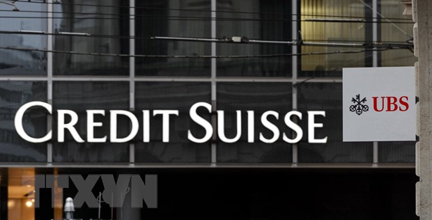 Biểu tượng ngân hàng Credit Suisse (trái) và UBS tại Basel, Thụy Sĩ. (Ảnh: AFP/TTXVN)