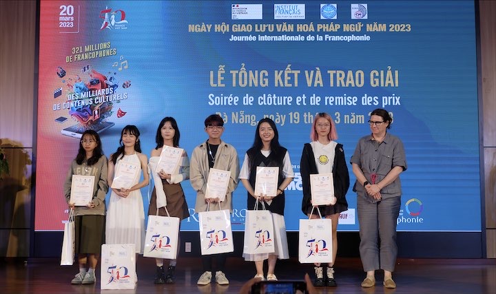 Bà Armelle Warney, Phu nhân Ngài Đại sứ Cộng hòa Pháp tại Việt Nam trao giải thưởng cho các em đạt giải Cuộc thi tìm hiểu về quan hệ ngoại giao và hợp tác Việt Nam - Pháp