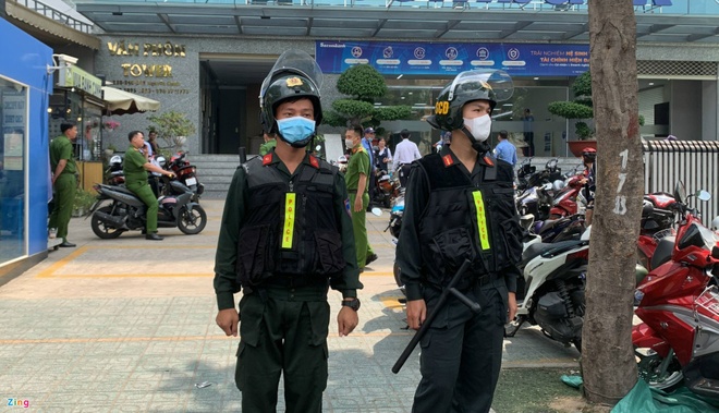 Hàng trăm cảnh sát đang phong tỏa trong và ngoài trụ sở văn phòng F88 nằm trên đường Nguyễn Oanh, quận Gò Vấp, để tiến hành khám xét khẩn cấp ngày 6/3. Ảnh: Thuận Lâm/Zing.vn