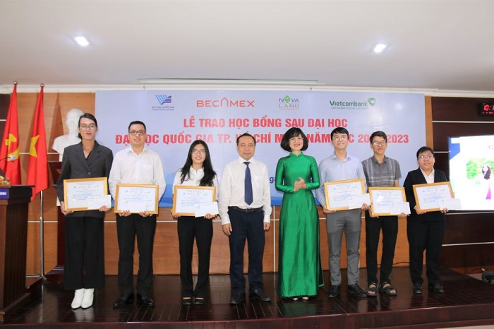 PGS.TS Vũ Hải Quân - Giám đốc ĐHQG-HCM và đại diện Vietcombank trao học bổng cho các nghiên cứu sinh