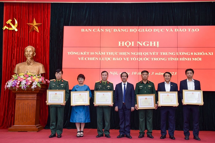 Bộ trưởng Nguyễn Kim Sơn thay mặt Ban Cán sự Đảng trao bằng khen cho 6 tập thể có thành tích xuất sắc trong thực hiện Nghị quyết Trung ương 8 khóa XI