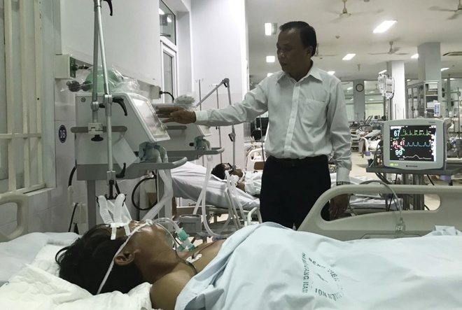 TS.BS Mai Văn Mười, Giám đốc Sở Y tế tỉnh Quảng Nam, kiểm tra và thăm hỏi tình hình sức khỏe các bệnh nhân. Ảnh: BSCC.