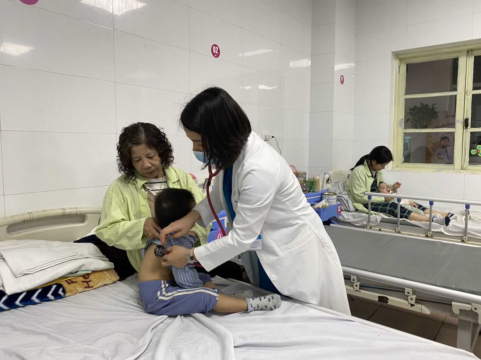 Trẻ nhập viện điều trị tại Bệnh viện Thanh Nhàn. Ảnh minh họa: Tạ Nguyên/Báo Tin tức