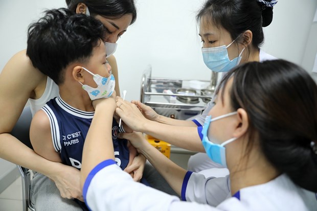 Nhân viên y tế tiêm vaccine phòng cúm cho trẻ em. (Ảnh: TTXVN)