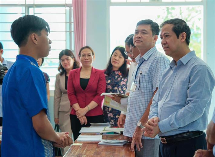 Bộ trưởng Nguyễn Kim Sơn trò chuyện với học sinh Trường THPT dân tộc nội trú Huỳnh Cương
