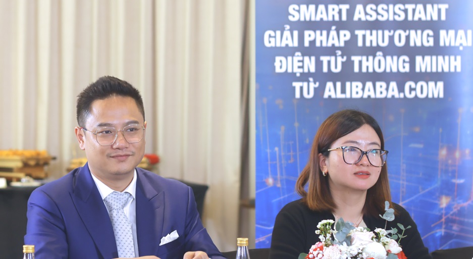 Ông Mike Zhang, Giám đốc Quốc gia Alibaba.com Việt Nam và bà Lynn Xu, Giám đốc phát triển các sản phẩm thương mại, Alibaba.com giới thiệu về Smart Assistant
