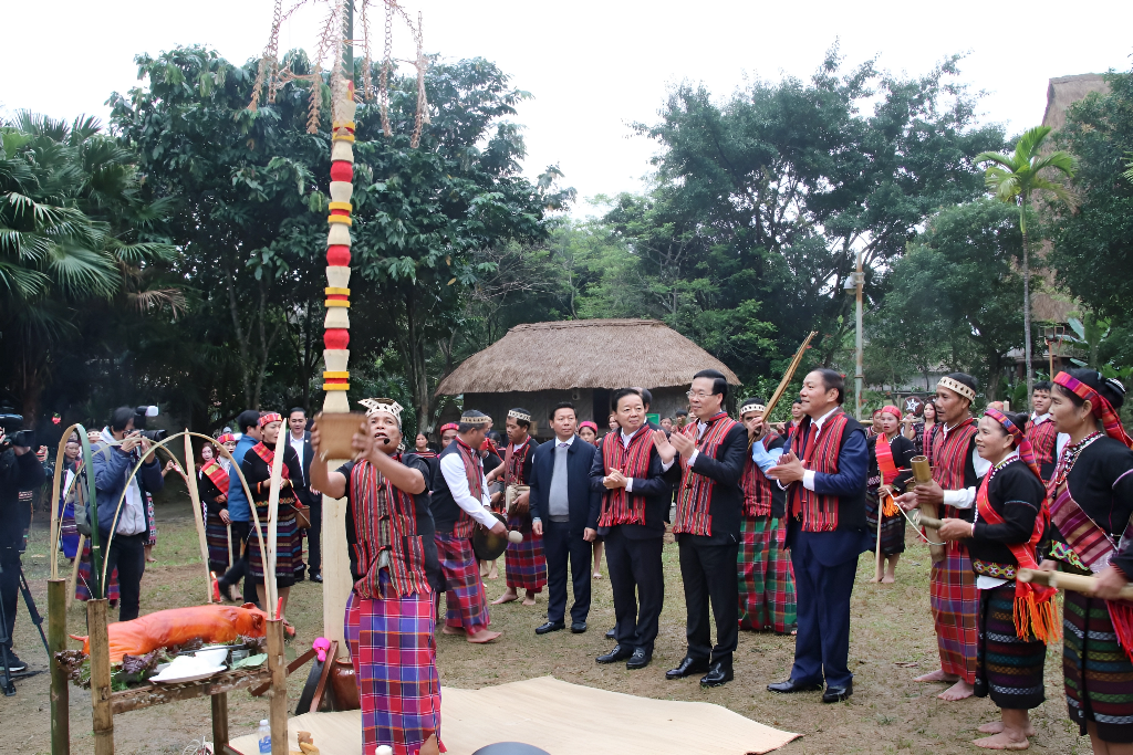 Chủ tịch nước và các đại biểu tham dự lễ Trỉa lúa của dân tộc Bru-Vân Kiều (Ảnh: Làng Văn hóa - Du lịch các dân tộc Việt Nam)