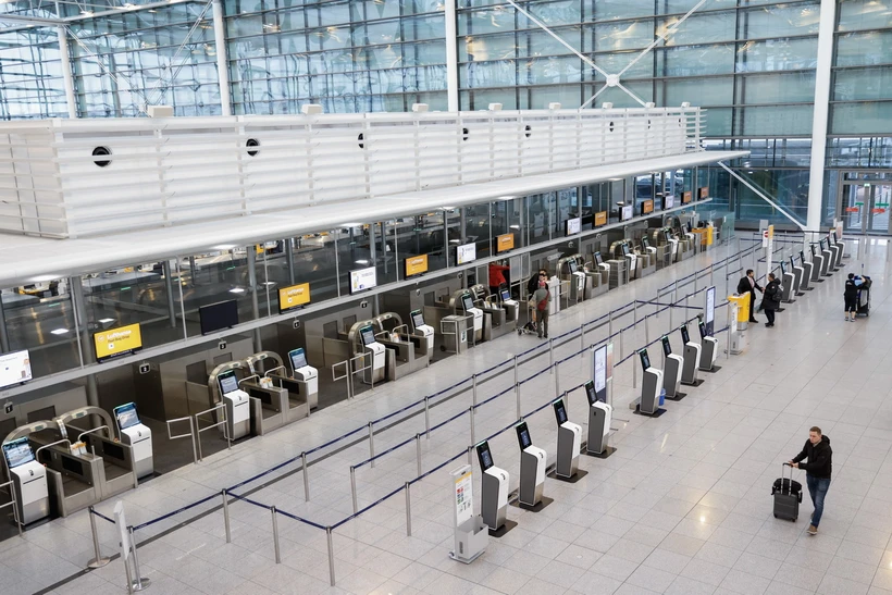 Cảnh vắng vẻ tại quầy làm thủ tục của Hãng hàng không Lufthansa ở sân bay quốc tế Frankfurt, Đức, do cuộc đình công của các nhân viên hàng không ngày 20/2/2024. (Ảnh: AFP/TTXVN)