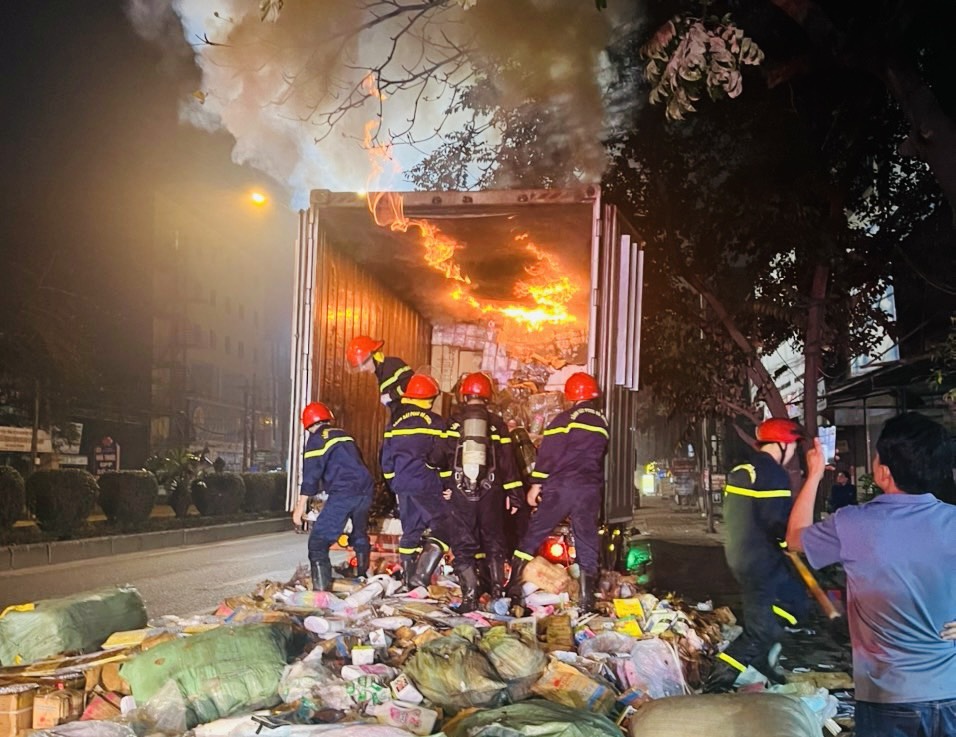 Cảnh sát PCCC cứu hàng hoá, kịp thời dập tắt đám cháy xe container trong đêm