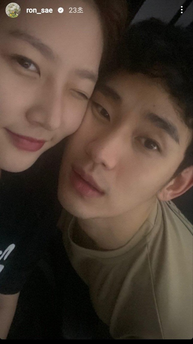 Bức ảnh thân thiết của Kim Sae Ron và Kim Soo Hyun gây xáo động mạng xã hội lúc nửa đêm. Ảnh: Instagram.