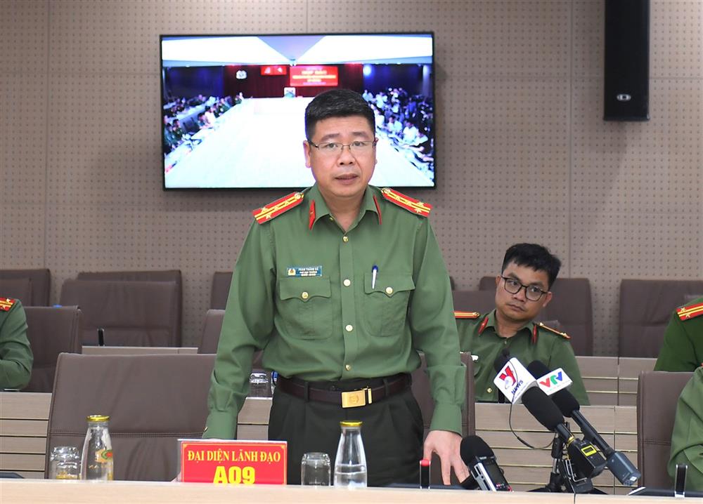 Đại tá Phan Thành Bá, Phó Cục trưởng Cục An ninh điều tra trả lời báo chí tại buổi họp báo.