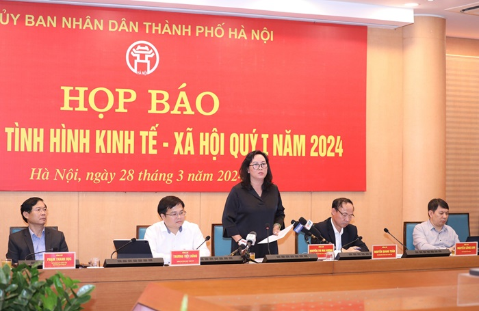 Phó Giám đốc Sở Thông tin và Truyền thông Hà Nội Nguyễn Thị Mai Hương nêu quan điểm tại buổi họp báo