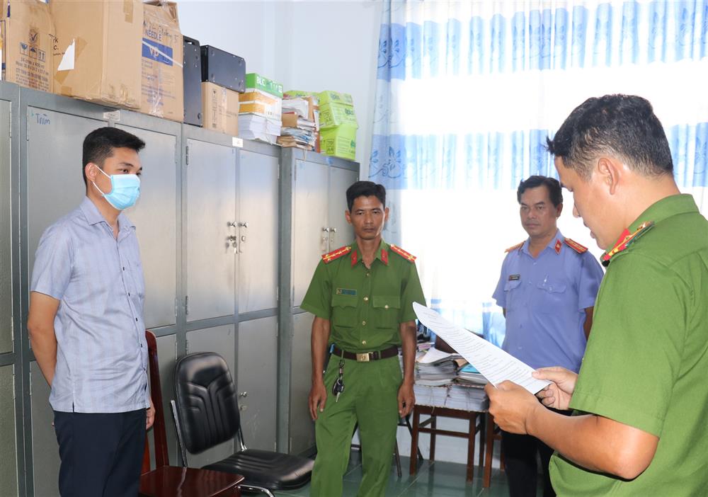 Cơ quan Cảnh sát điều tra Công an tỉnh Vĩnh Long tống đạt các quyết định và lệnh đối với Huỳnh Thắng