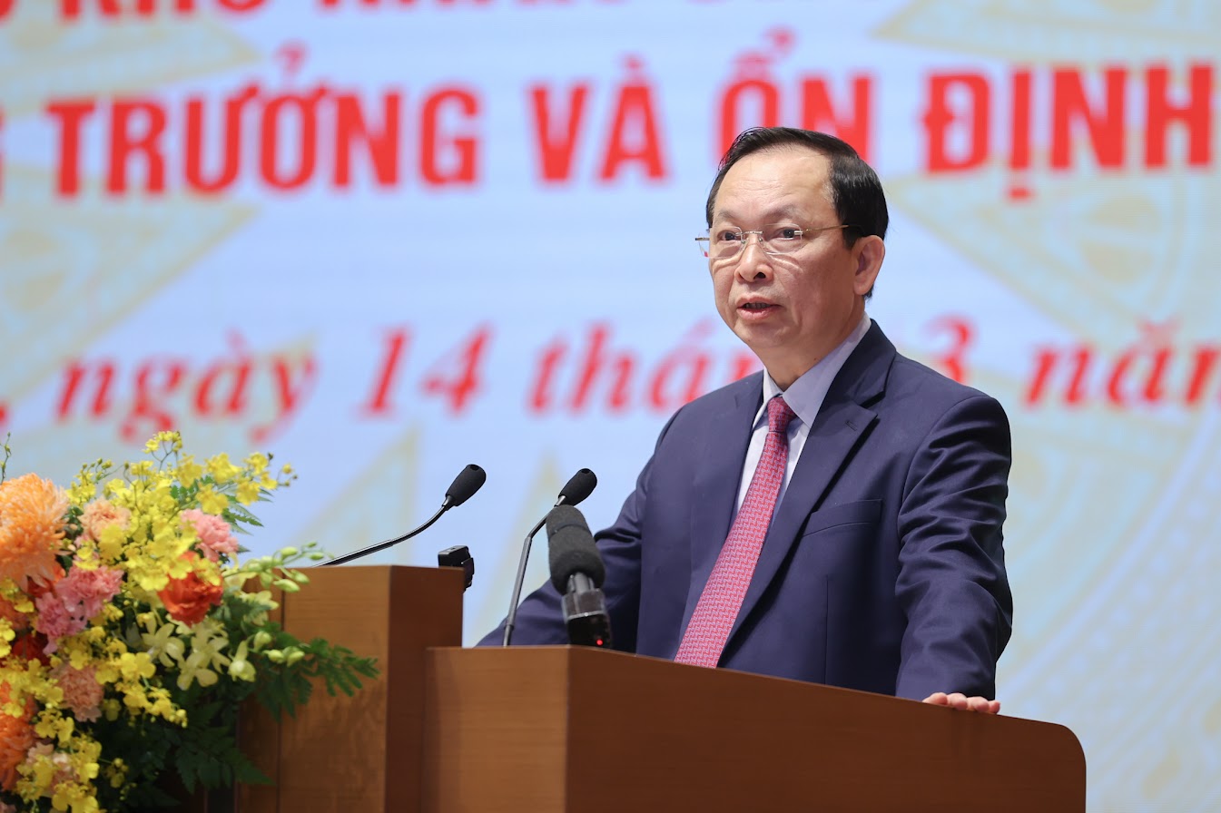 Phó Thống đốc Thường trực NHNN Đào Minh Tú trình bày báo cáo