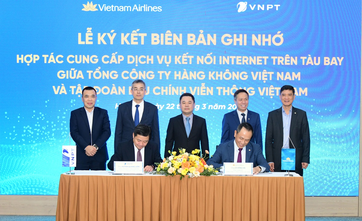 Lễ ký kết Biên bản ghi nhớ hợp tác cung cấp dịch vụ kết nối Internet trên tàu bay giữa Vietnam Airline và VNPT