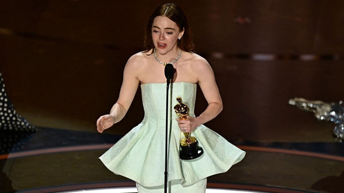 Emma Stone khóc khi nhận giải Oscar thứ 2 trong sự nghiệp.
