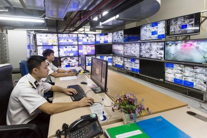 Đội ngũ an ninh, nhân viên luôn túc trực, niềm nở sẵn sàng hỗ trợ và bảo vệ cư dân trong các tình huống