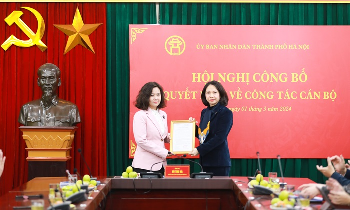 Phó Chủ tịch UBND Thành phố Vũ Thu Hà trao quyết định chúc mừng đồng chí Lê Thị Ánh Mai