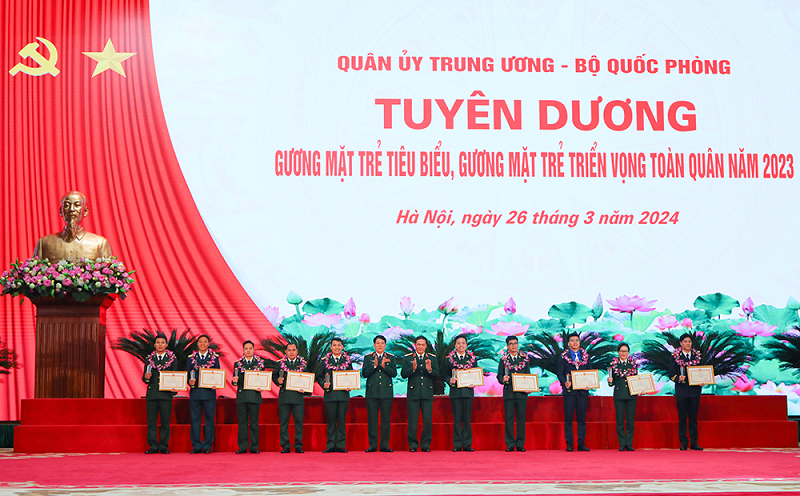 Đại tướng Lương Cường và Thượng tướng Vũ Hải Sản trao Bằng khen và Kỷ niệm chương tặng 10 Gương mặt trẻ tiêu biểu toàn quân năm 2023