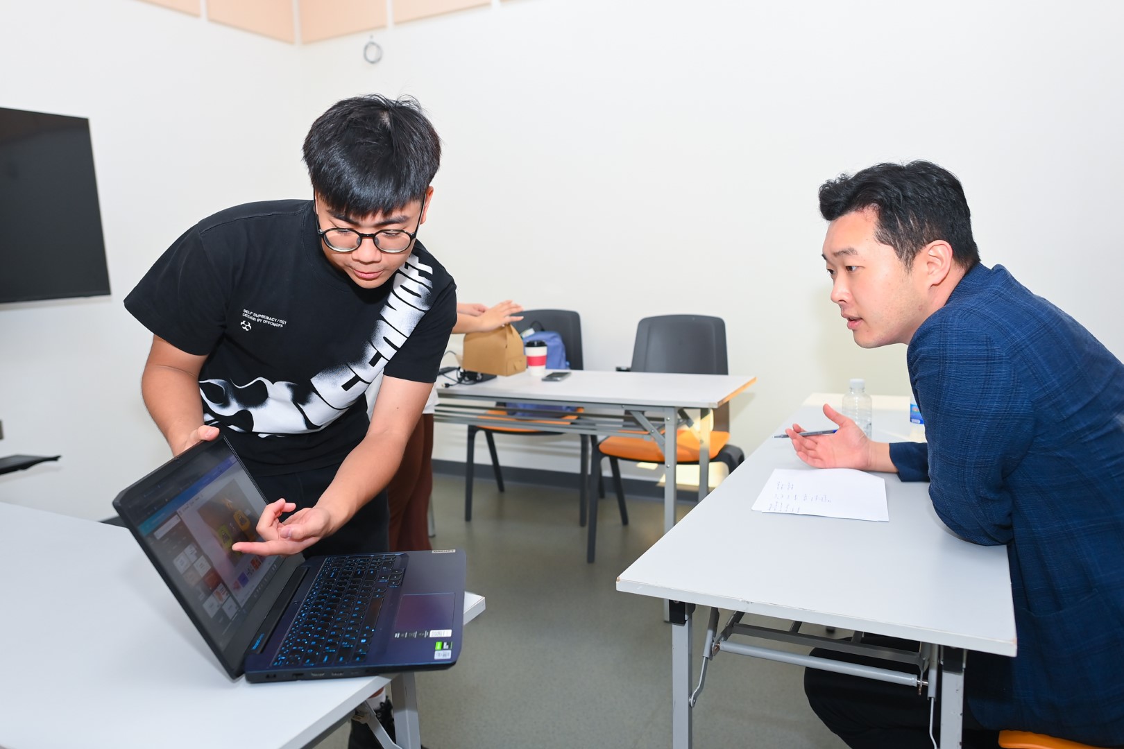 ThS. Daniel Yoon thảo luận cùng đội thi TruongBaoNgocTangVanHy về nội dung ý tưởng.