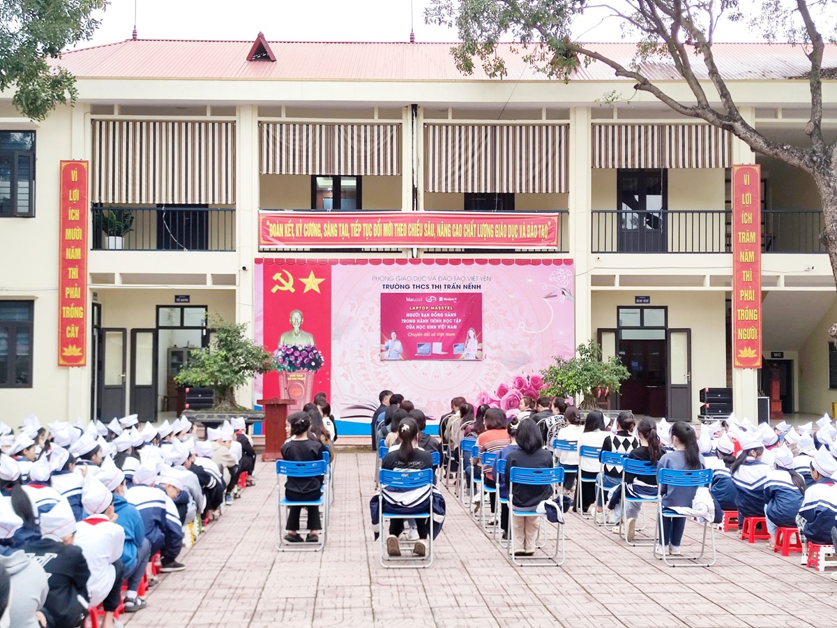 Giới thiệu về Latop Masstel trước toàn trường bao gồm giáo viên, học sinh và đại diện phụ huynh