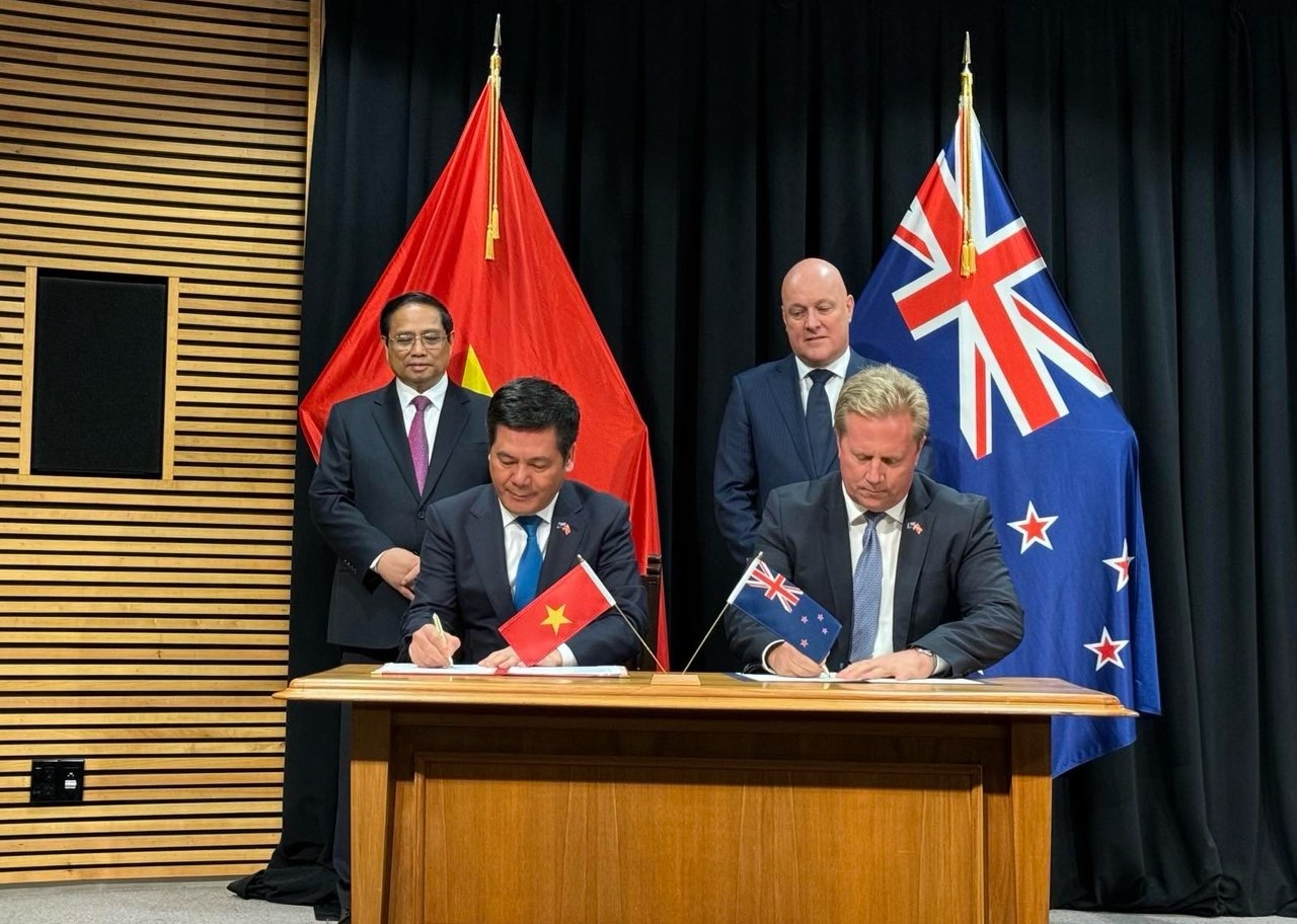 Bộ trưởng Nguyễn Hồng Diên và ông Todd McClay, Bộ trưởng Bộ Ngoại giao, Thương mại New Zealand ký kết Bản thỏa thuận về hợp tác kinh tế, thương mại giữa Bộ Công Thương Việt Nam và Bộ Ngoại giao, Thương mại New Zealand